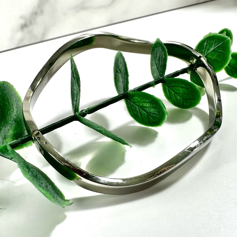 ❌SOLD🤍925 MEX Sterling Silver Wavy Hinged Bangle - Picture 4 of 13